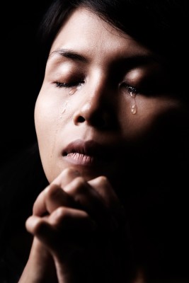 praying-crying-woman